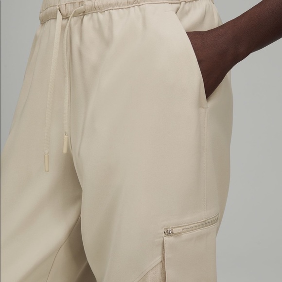 ❗️ISO❗️Lululemon Relaxed Mid-Rise Cargo Crop in Raw Linen - Size 4 - NWT / NWOT - Picture 4 of 6